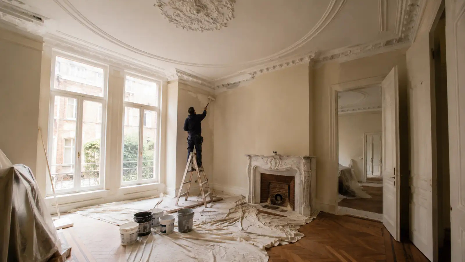Peinture intérieure d'une maison de maître bruxelloise à hauts plafonds et corniches