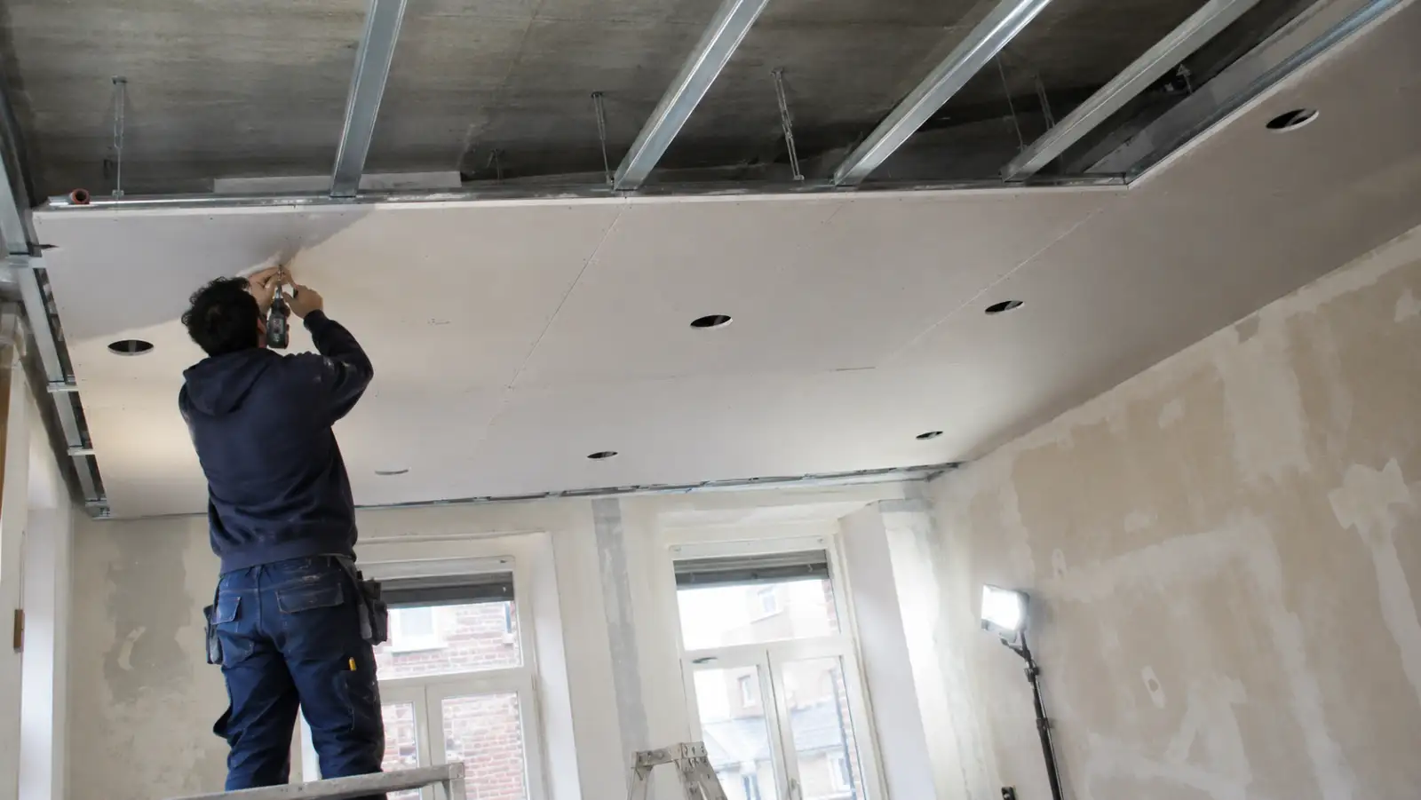 Pose d'un faux plafond en gyproc sur suspentes et fourrures métalliques