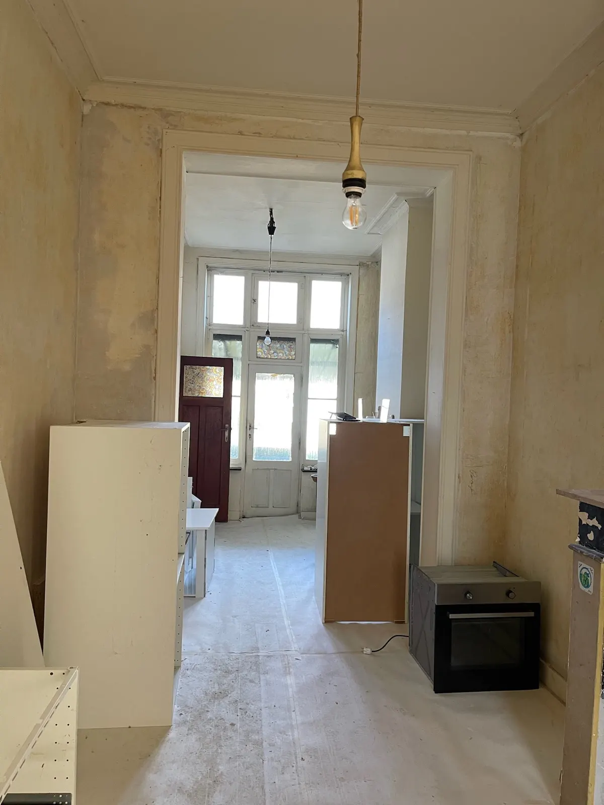 Avant travaux : enfilade de pièces aux murs décapés pendant la dépose de l'ancienne cuisine