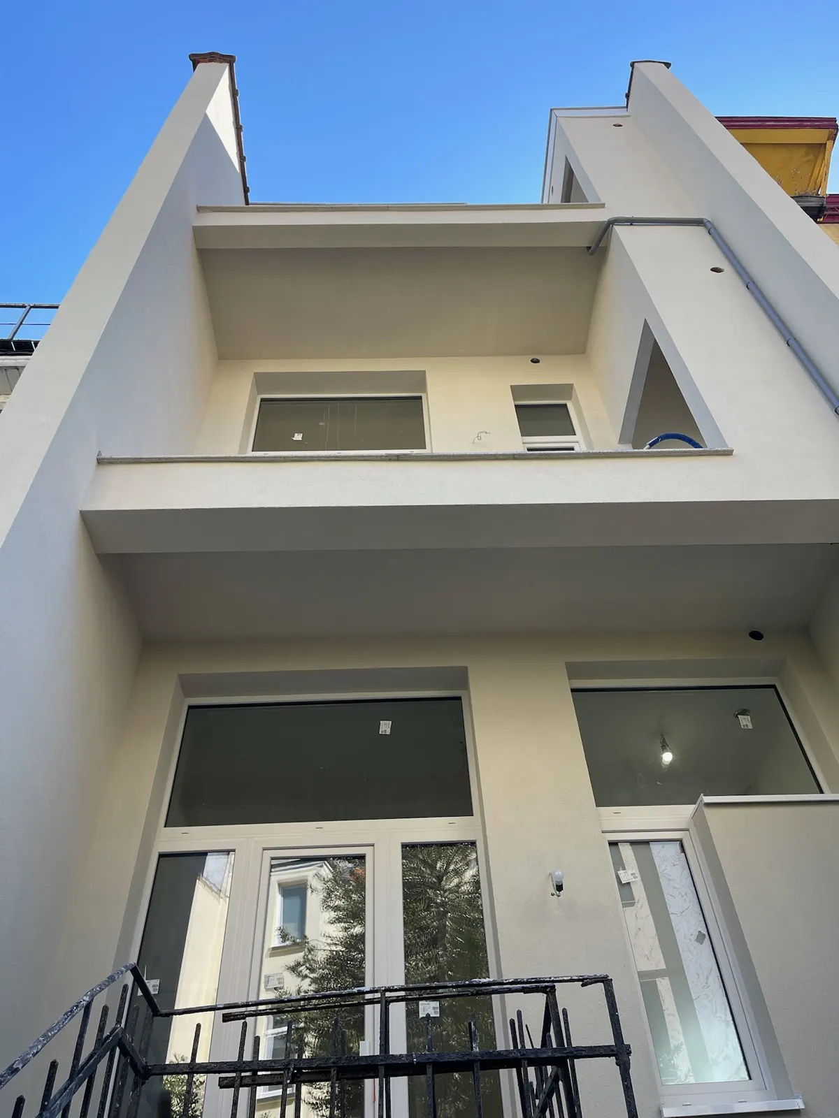 Façade arrière entièrement enduite et repeinte, terrasse et garde-corps neufs