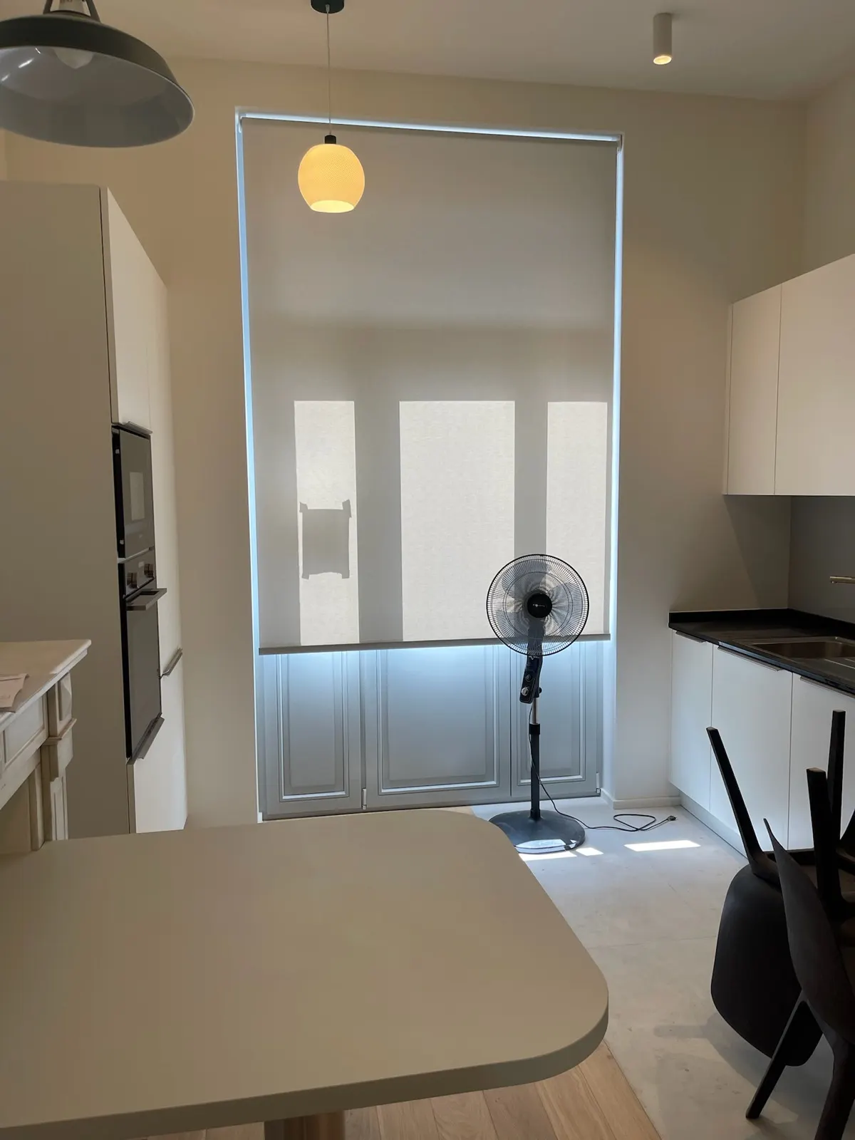 Cuisine-séjour d'appartement repeint, porte-fenêtre à soubassement mouluré