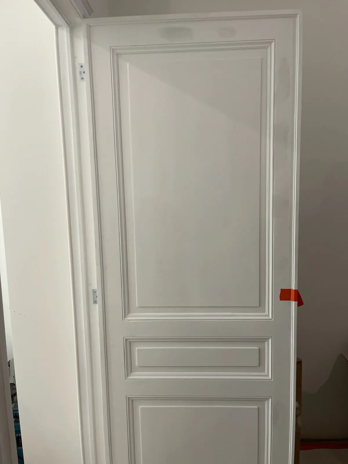 Porte intérieure laquée blanc satiné aux moulures nettes
