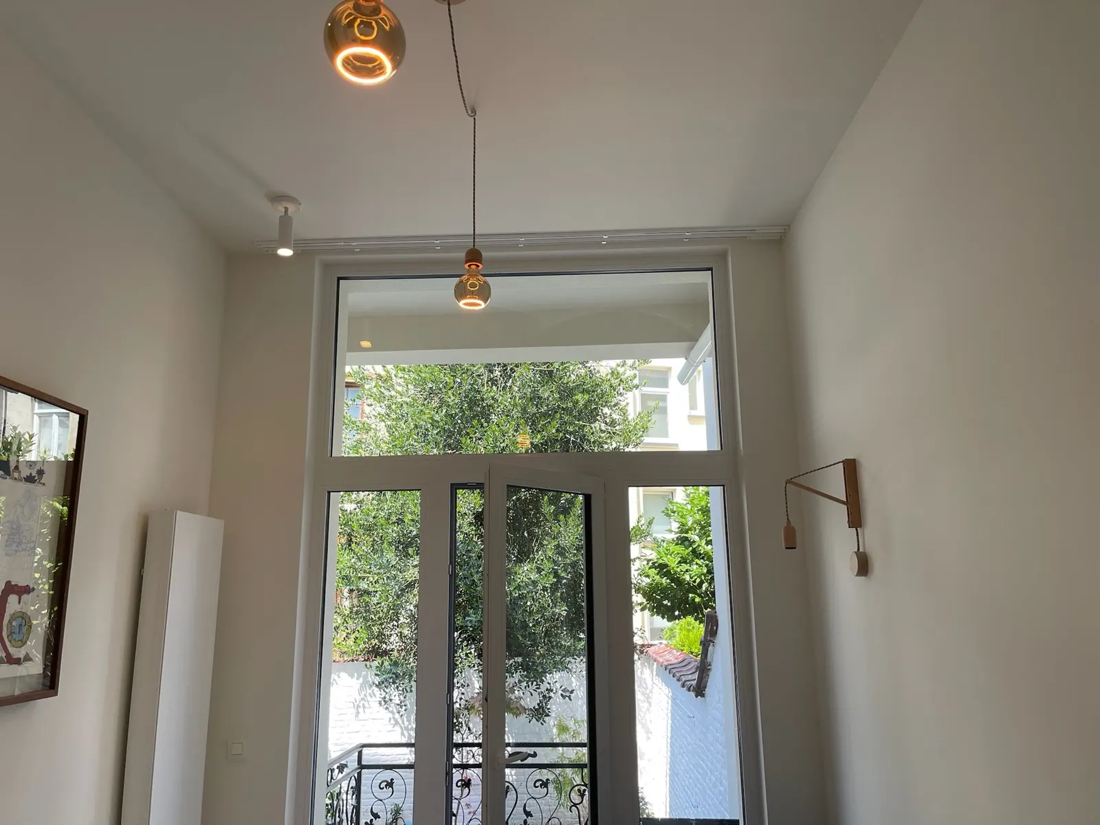Séjour lumineux ouvrant sur un balcon, hauteur sous plafond bruxelloise préservée